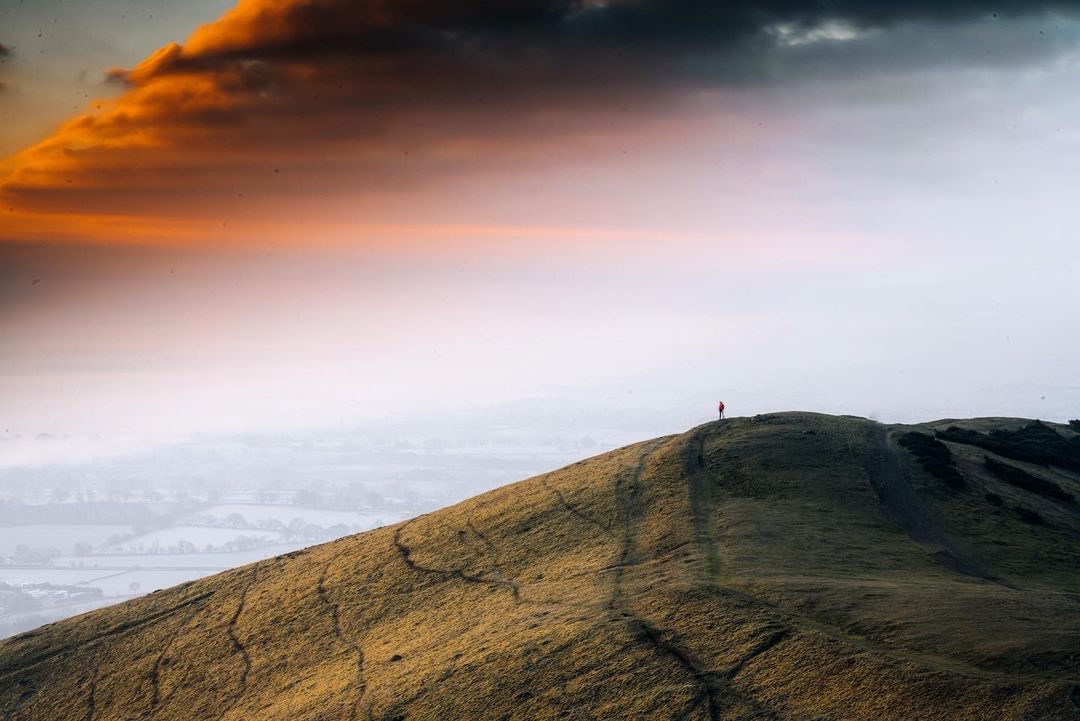 Wow!  📷 @lottie_onthepeak

A tiny little me surrounded by Malverns beauty 🧡

📍#malvernhills #worcestershire

#explore #trekmates #winter #views