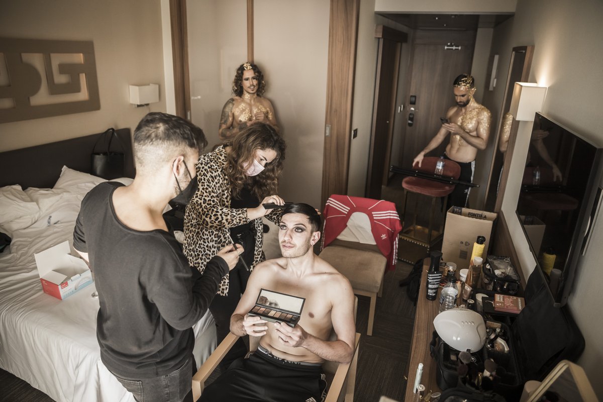 Empezamos o día da final do #BenidormFest! Toca maquillaxe, que estas cariñas non se poñen guapas soas 😉😉🤣 Gústavos o resultado? 

Estamos contentas e nerviosas, pero sabemos que estades con nós! ❤️😍😍💪

📷 <a href="/rociocibes/">Rocio Cibes</a> 

#BenidormFest 
#ElFestivalQueQuieres