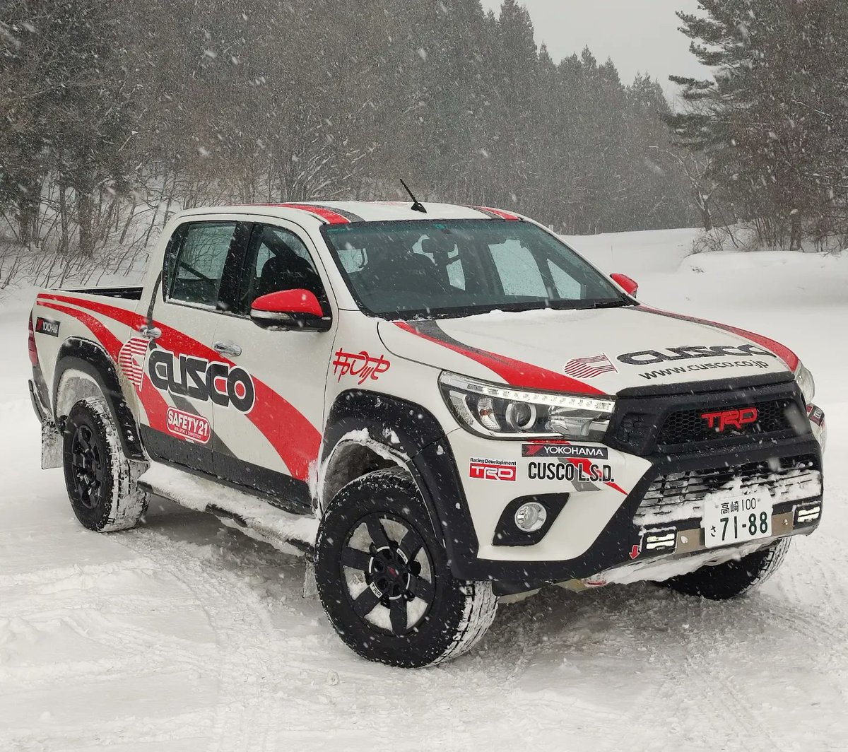 CUSCO_WEB's tweet photo. クロスカントリー車両による新たなラリーシリーズ戦『XCRスプリントカップ』第1戦が1/30に北海道千歳市で開催されます。クスコレーシングからは、XC2クラスに番場彬/保井隆宏組ハイラックスレボ、XC1クラスに阿部千織/加勢直毅組ジムニーが出場。応援よろしくお願いします。
 #hilux #hiluxrevo #jimny https://t.co/fohhOOU3R8
