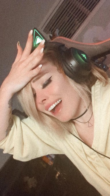 Watch Rey 🐉's leaked NSFW photo on TwXstars