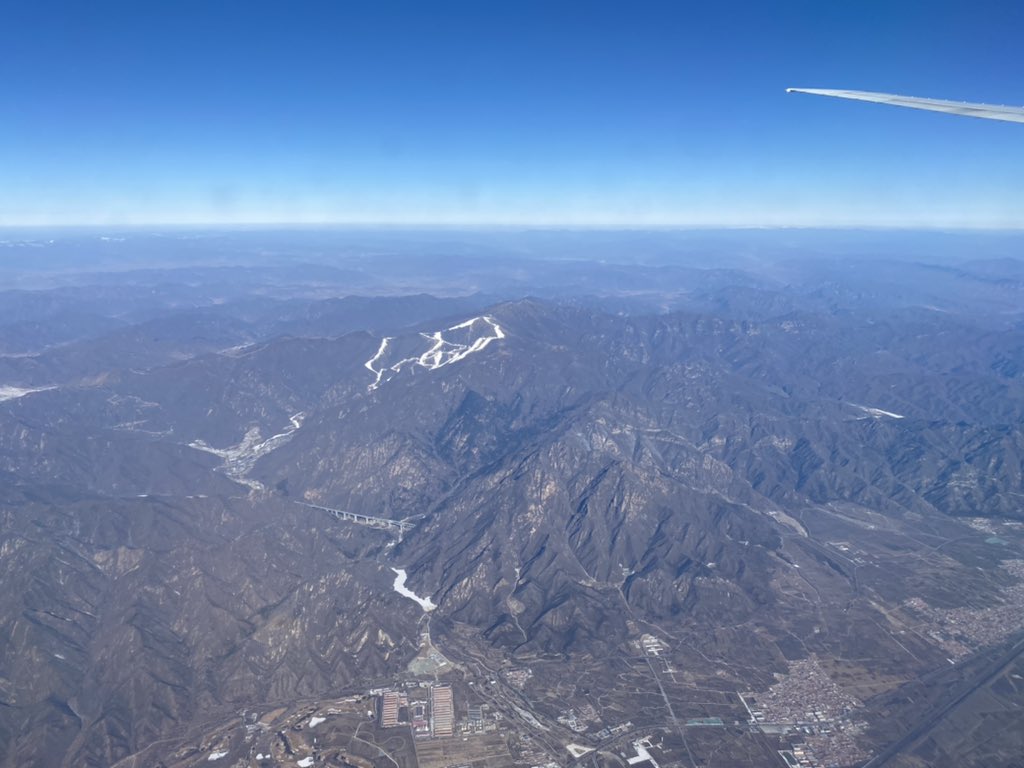 JulienThorens's tweet photo. Et au milieu une piste de ski! 

Voilà à quoi ressemble le site de #yanqing où se dérouleront les épreuves de ski alpin de #Beijing2022.

Photo prise ce matin en arrivant à Pékin! ✈️🇨🇳

@RTSsport @RTSinfo
#Olympics2022 https://t.co/McxJLyChuy