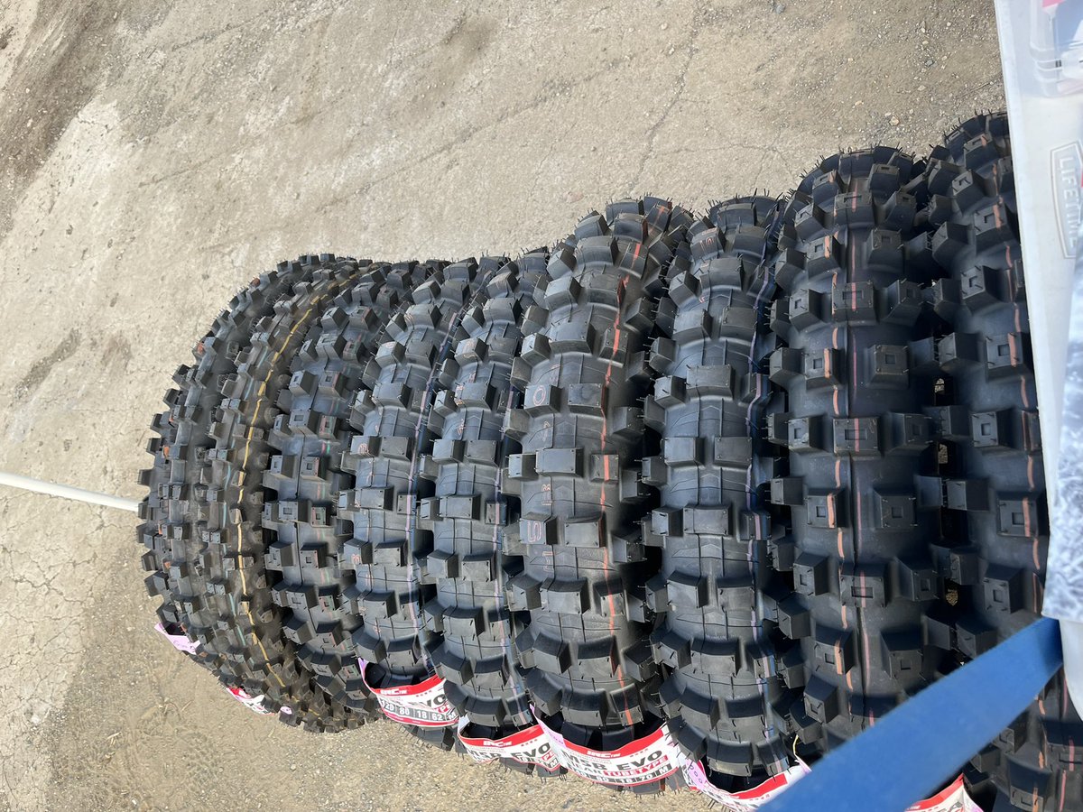 stw_tranpo's tweet photo. IRCカタログ・ステッカーも配布してます!
M5B リア 120・140
VE33s リア
VX30 フロント
iX09w フロント
販売してます
#IRC
#M5B
#VE33s
#VX30
#エンデューロ
#JNCC https://t.co/IpjJOAbduV