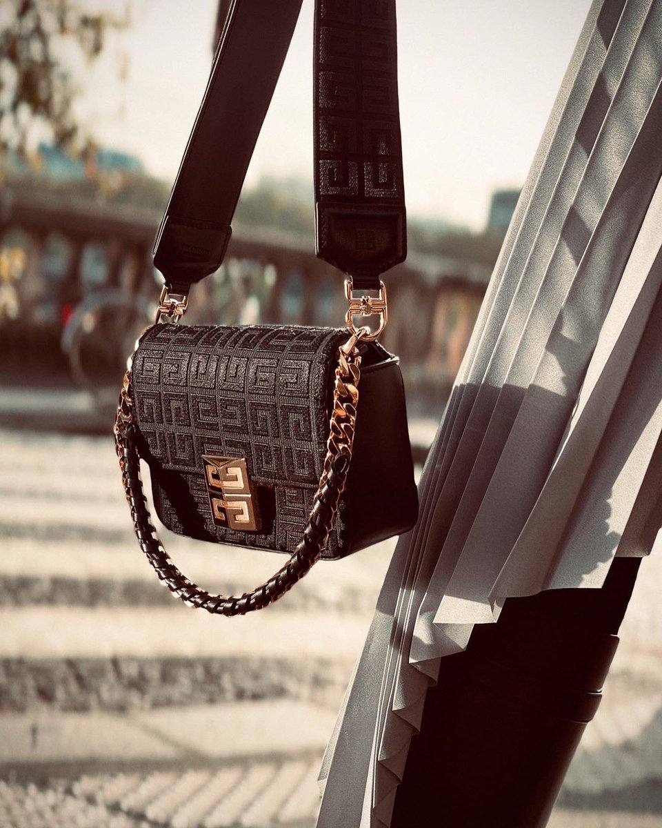 mintmag_th's tweet photo. สาย street ต้องจัด! @givenchy เปิดตัวกระเป๋า 4G โฉมใหม่ล่าสุด ที่มาพร้อมวัสดุผ้าทอแจ็กการ์ดลวดลาย 4G Monogram และเพิ่มกิมมิคความ cool ด้วยสายโซ่อีกหนึ่งซิกเนเจอร์ของแบรนด์ และสายหนัง ใช้งานง่ายเหมาะกับการเป็น everyday bag ที่สุดด 💚

#Givenchy4G
#GivenchySpring22
#MintHype https://t.co/SjS2uX9kqZ