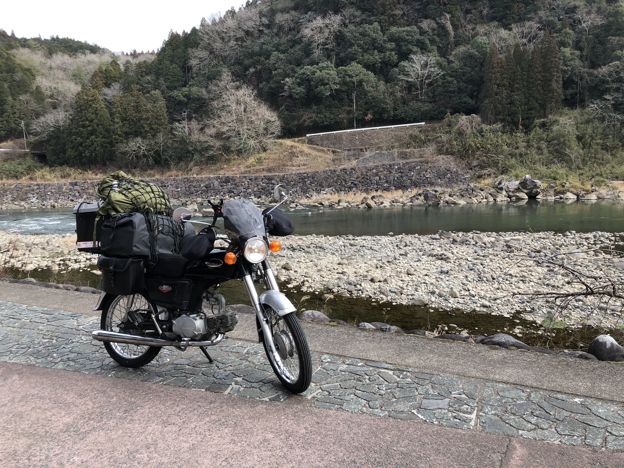 تويتر 麦焼酎二十度ロック على تويتر 本日も原付2種バイク ベンリィ90sでキャンプに来ました 原付キャンプ T Co J2v6fx7ssl