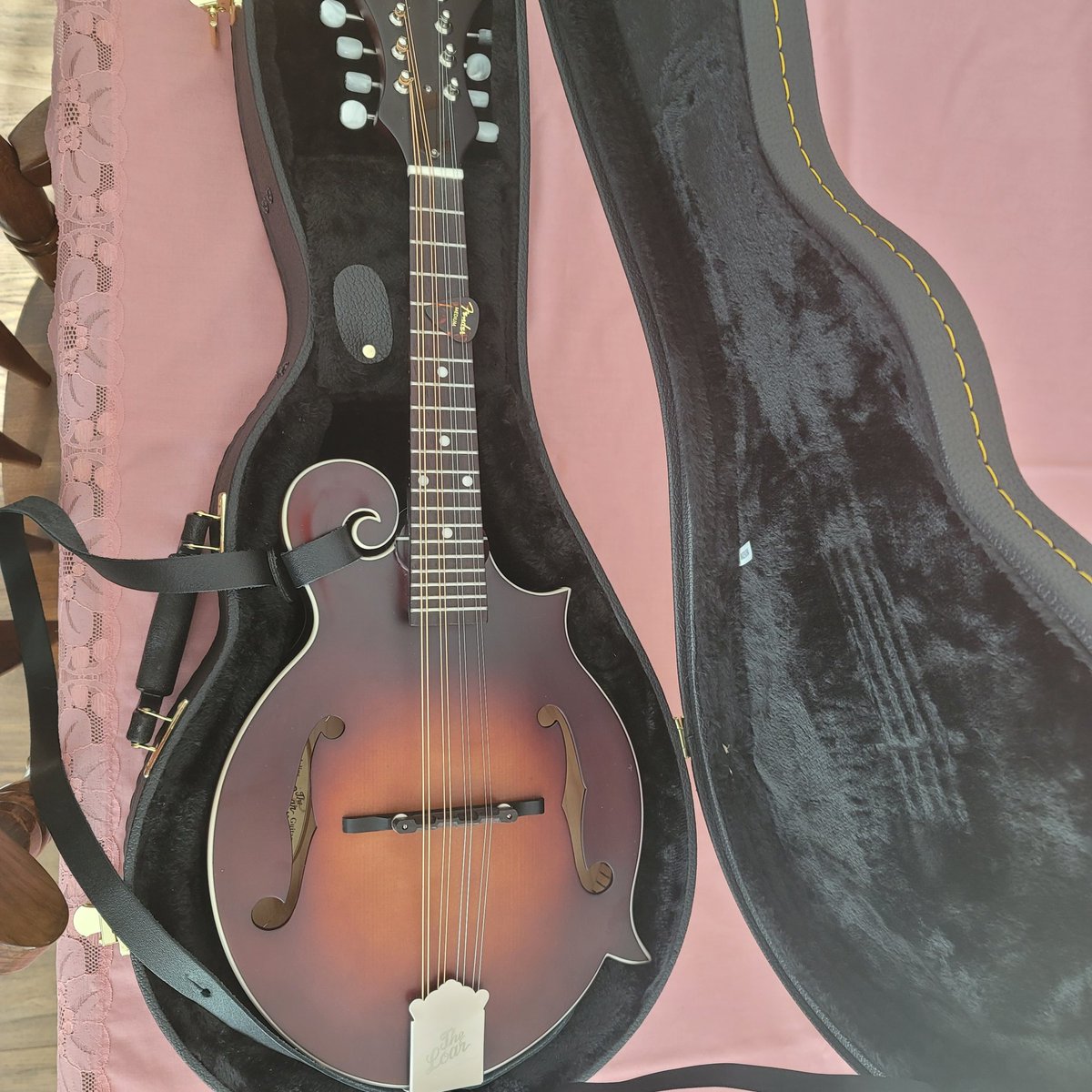 ndills716's tweet photo. Got an amazing early birthday present today! 😍🎶

#AllAmericanBluegrassGirl https://t.co/t58eqzD2Xr