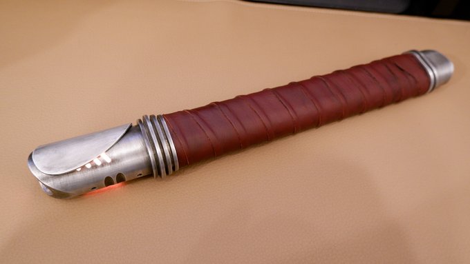 ついでにTLで流れてきた作例を見て憧れて自分で頑張ってレザー巻いたカスタムライトセーバーも見て
ignitionsabersのMercury Saberほんと大好きなヒルトなんじゃ 