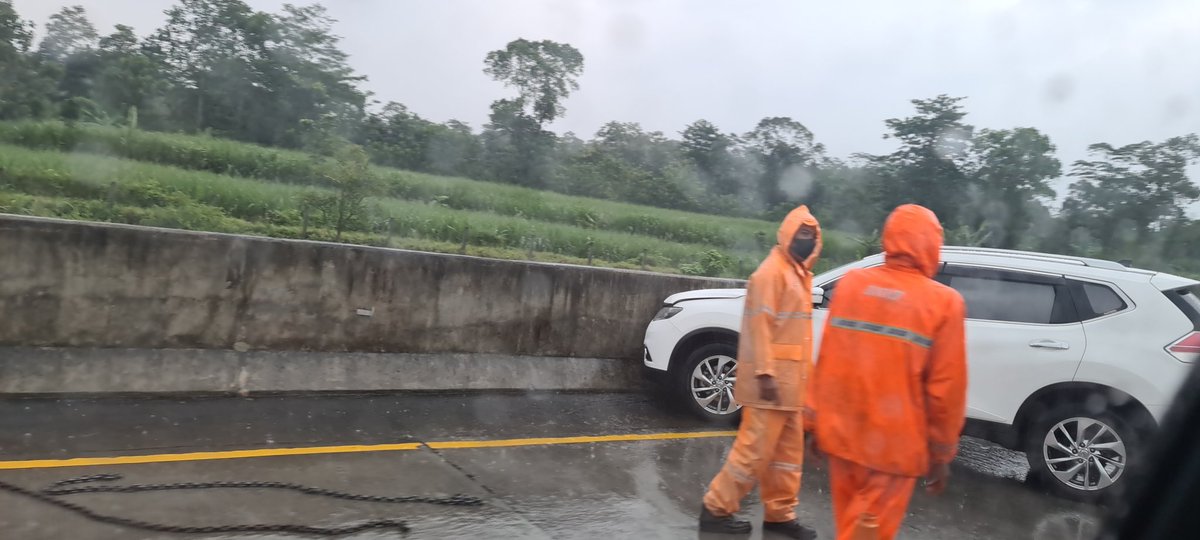 deenee_ayu's tweet photo. Waspada KM 83 400 arah Malang ada kecelakaan @e100ss agar tetap waspada karena hujan https://t.co/uxGTWxZc10