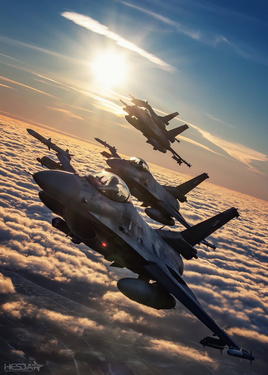 #TeamWork: Polish 🇵🇱 & Belgian 🇧🇪 F16 fighters in the sky over 🇪🇪🇱🇻🇱🇹 as part of the #BalticAirPolicing mission.

Together they strengthen the allied interoperability and readiness #NATO air force.

📸 Sławek Hesja Krajniewski