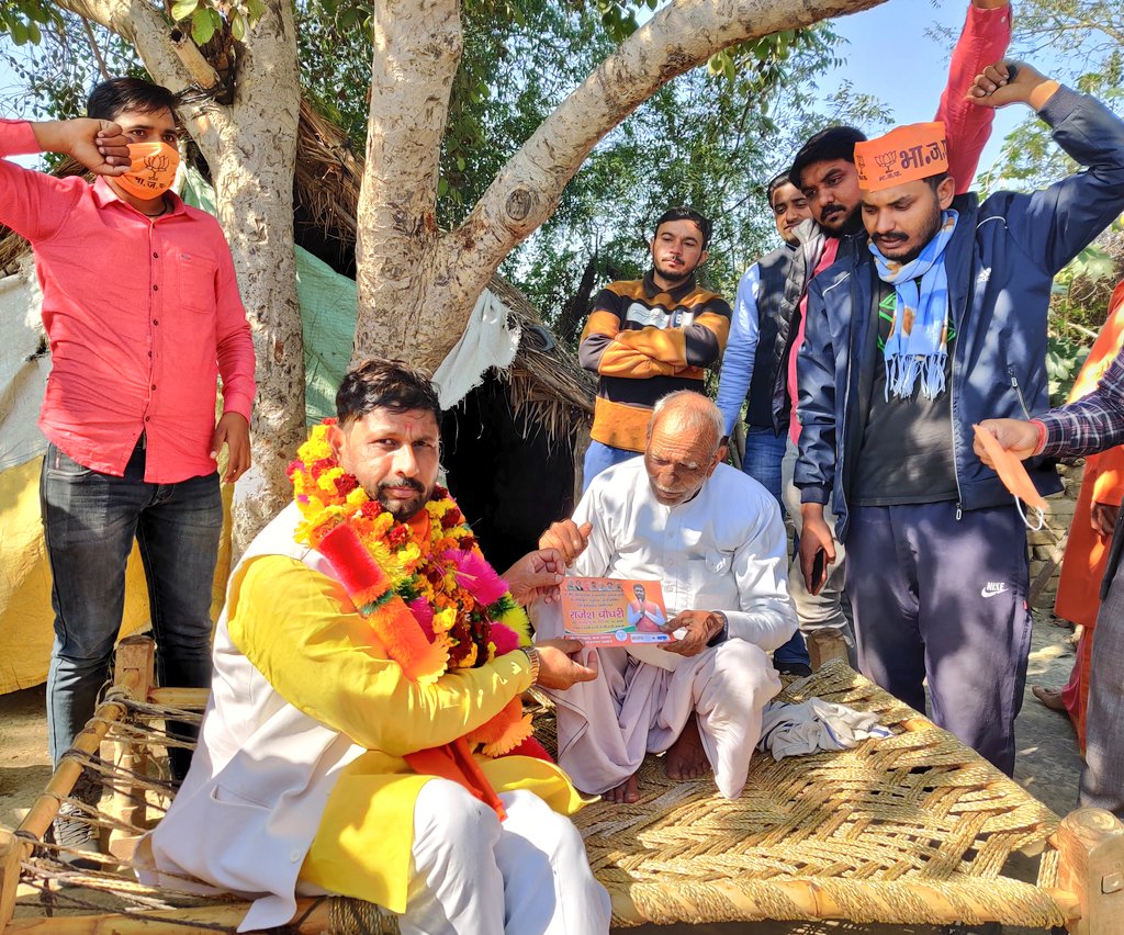 rajeshchbjp's tweet photo. जावरा पंचायत के गाँव गढ़ी हुलासी में विक्रम चाचा जी का आशीर्वाद लिया।
चाचा भी इस 32 साल वाले कुशासन से पीड़ित हैं इस बार वो भी परिवर्तन के साक्षी बनने को लालायित हैं।
#मांट_मांगे_राजेश_चौधरी 
@BJP4UP @BJP4India @sunilbansalbjp @dpradhanbjp @bjpkarmveer https://t.co/aS1dIYHbKX