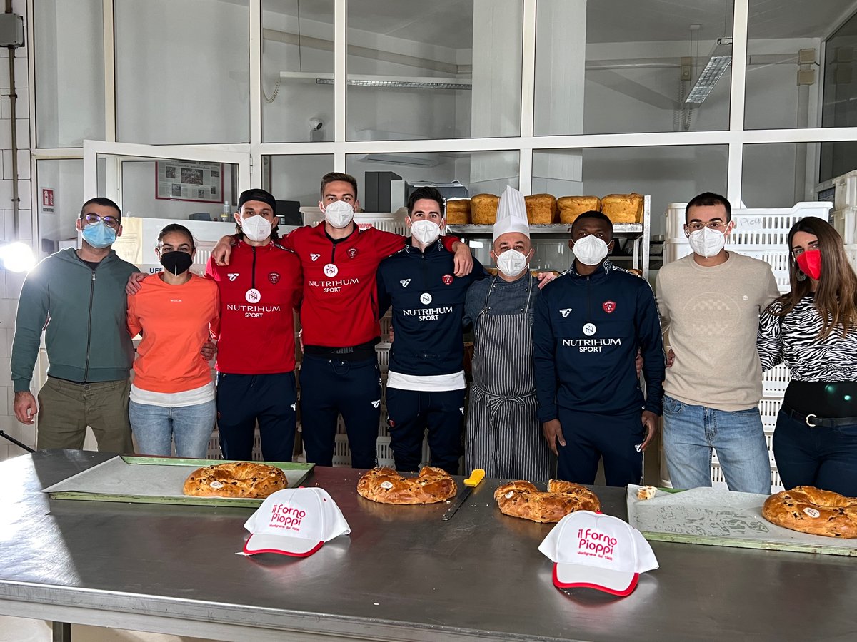ACPerugiaCalcio's tweet photo. Per la festa del patrono della nostra città di #Perugia, San Costanzo, abbiamo messo alla prova alcuni dei nostri ragazzi per la realizzazione del famoso "torcolo"

Vediamo come è andata! 😀

https://t.co/FyVDuq25cV

#forzagrifo @Lega_B #SerieBKT @Ck28Christian https://t.co/g5U4JrNkTZ
