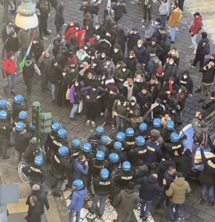 Settimane di manifestazioni novax; Fascisti che assaltano la CGIL; tutti indisturbati mentre a Torino la Polizia prende a manganellate un gruppo di “pericolosi e numerosi” 16 enni che manifestano per mantenere vivo il ricordo di Lorenzo Pirelli davanti a Confindustria.

#studenti