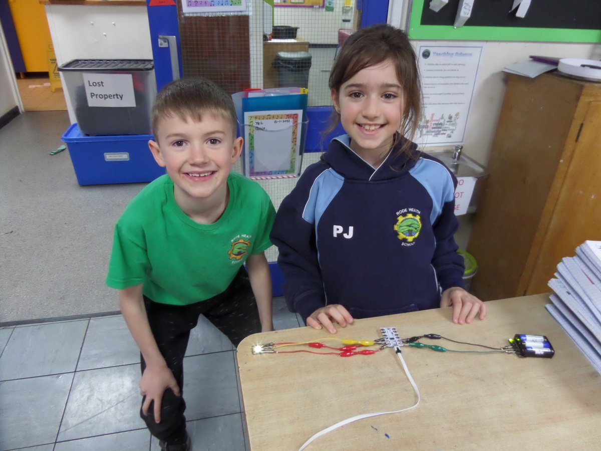RodeHeathSchool's tweet image. The Y3s have been learning to programme the #CrumbleController - first steps in Engineering.