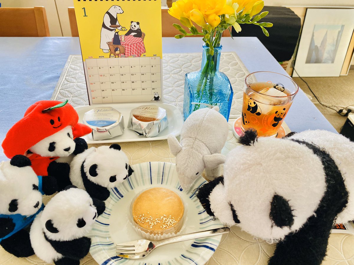 nanatomtom's tweet photo. 上野休園中につき…食べてばかりいます① 😆💦
①② フェルム ラ・テール美瑛のバターチーズサンドをいただきました🤗
③ カマンベールの方をいただきます😋
④ こちらはTHE MASTERのバターレーズンサンド☺️
どちらもとても美味しかったです😍💕
#フェルム_ラ・テール美瑛
#THE_MASTER
#ぬいとり https://t.co/jMC4BdpZJ1