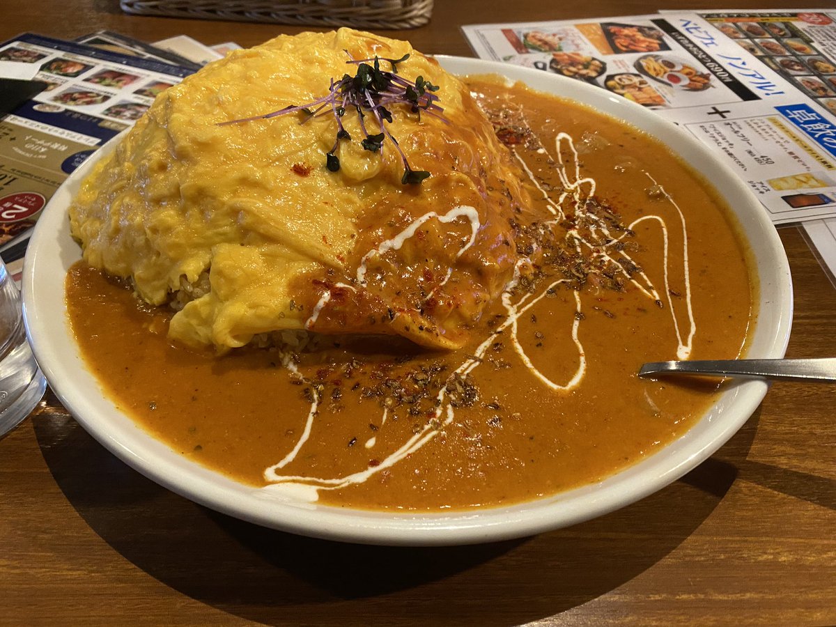 マゴーネ ベビーフェイスプラネッツのバターチキンカレーオムライス 1kg カレーとオムライス食べたい時にピッタリ 笑 中の飯がピラフなのも良いね 店内は中々良い雰囲気作りしてる 噴水と流水もあって 水の流れる爽やかな音の中で食事出来る