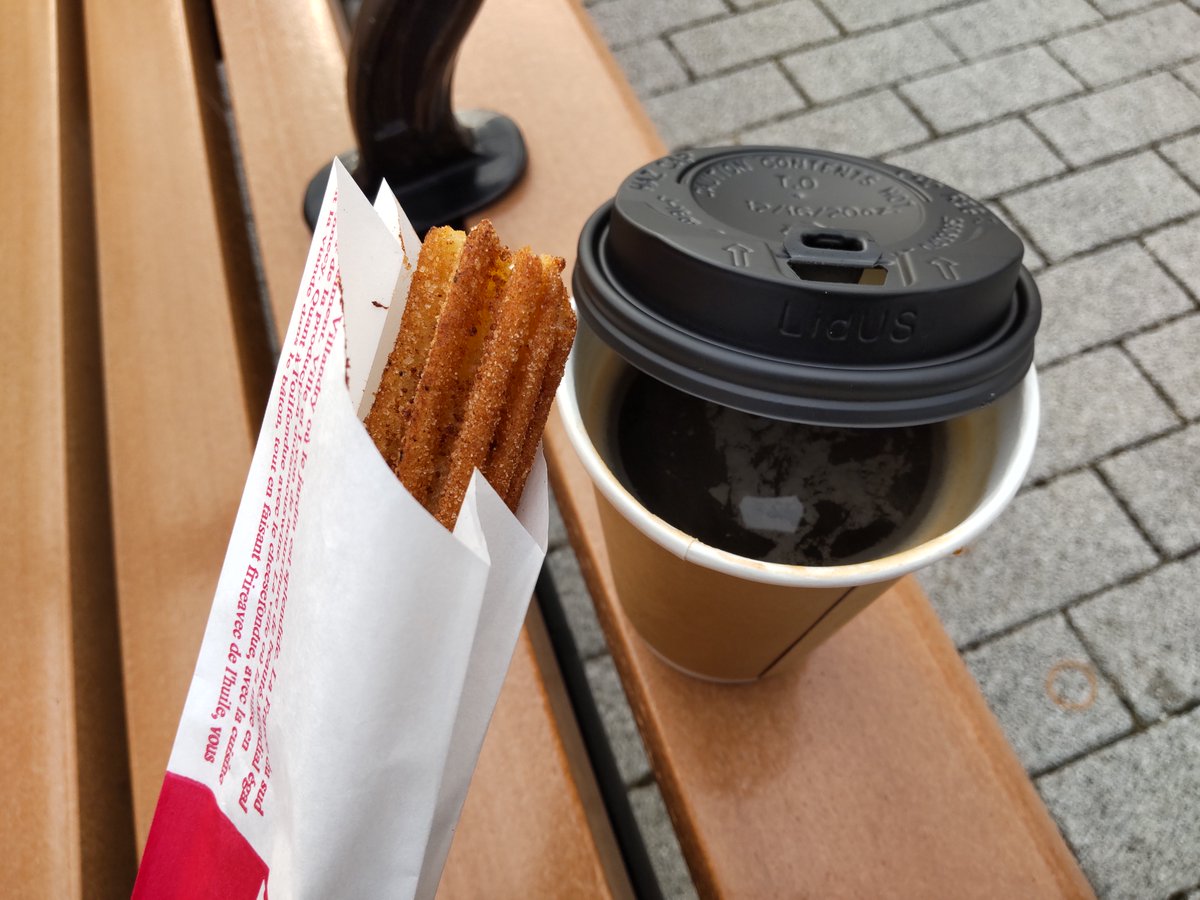 rakuko_Rozerubs's tweet photo. いつも伊丹スカイパークでお世話になっている🎵
#BAMBYCAFE さん🎵
チュロスハーフ(150円)とロングブラックレギュラー(500円)温かいチュロスとロングブラックの苦みが最高に合う💗
#安満遺跡公園
#第1回キッチンカーグランプリ
#キッチンカー
#東海移動販売車組合・関西移動販売車組合
#ラク子のグルメ https://t.co/StlHithaAz