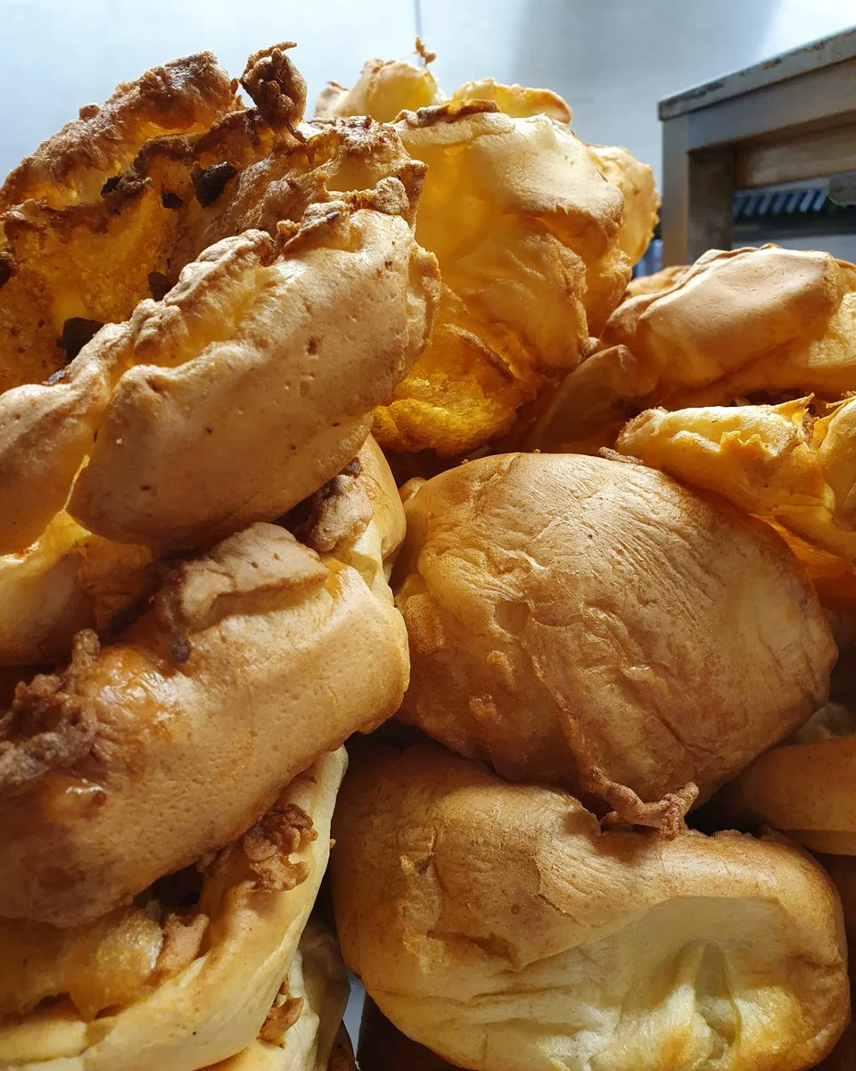 Sunday is getting pretty full up, don't miss out on these lovely lamb shanks xox

#thewaggon #sheffield #roasts #Sunday #lamb #sundayfunday #yorkshirepuddings