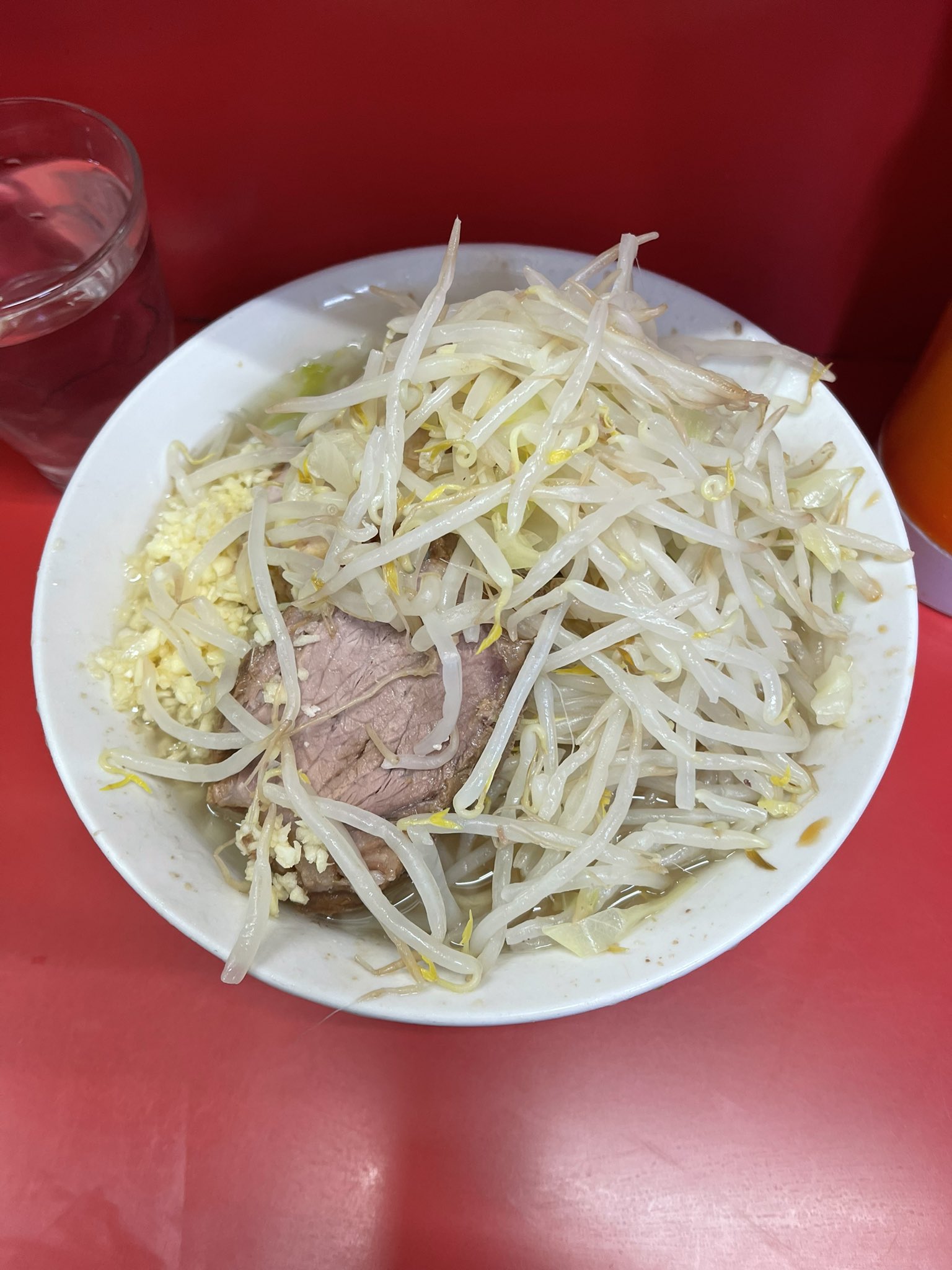 Kojiro 三田二郎で実験 ヤサイマシせず ニンニクで だけコール モヤシが少ないので 普通のラーメンの様に食っていける 何よりスープを啜りながら食べれる ラーメンはスープだと思ってるので 野菜 麺と交互に啜れていいリズム 二郎こそ