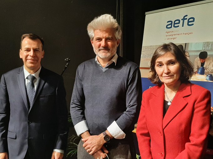 GillesPecout's tweet photo. Nuit des idées en Autriche 2/3 #PFUE2022 
Grand débat organisé par notre Institut et le Lycée français de Vienne autour de Laurent Gaudé @AcadGoncourt.
Echanges des lycéens avec l’auteur de"Nous l’Europe. Banquet des peuples" @ActesSud 
Wir Europa, trad.M.Millischer @EFototapeta https://t.co/KLDBC8TaEc