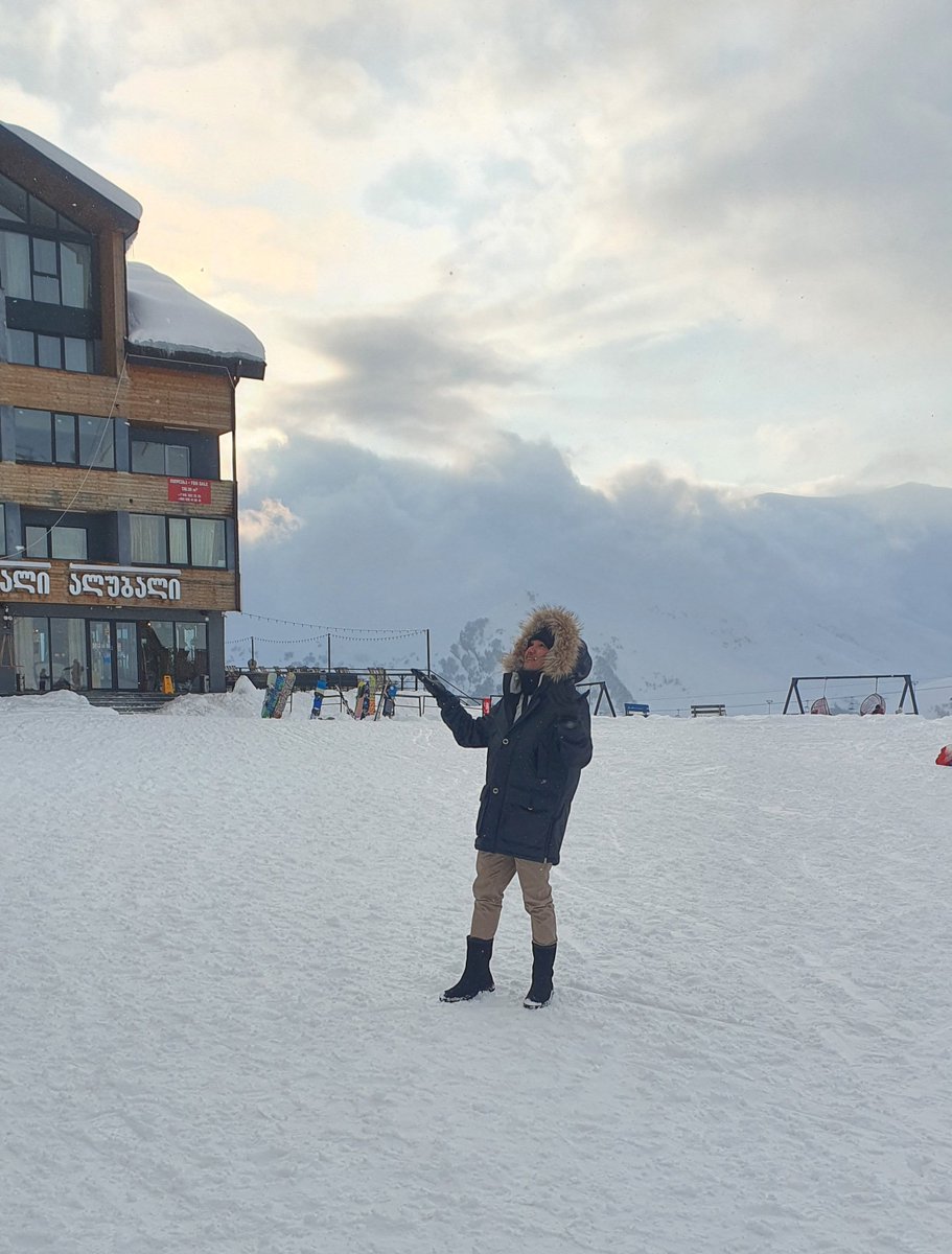 DxbJepoy's tweet photo. The Cold never bothered me anyway☃️😅

#snowfall
#GeorgiaTour🇬🇪 https://t.co/HH70k71JxK