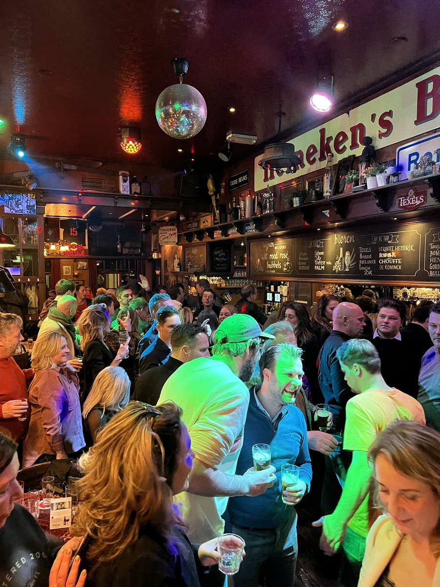 Na de schaats-challenge even hapje en drankje gedaan in <a href="/eetcafedebeurs/">Eetcafé de Beurs</a>  Blijft bijzondere plek om te komen… #ikziejeindebeurs #succeshoreca <a href="/bramvanbeeknl/">Bram van Beek</a>