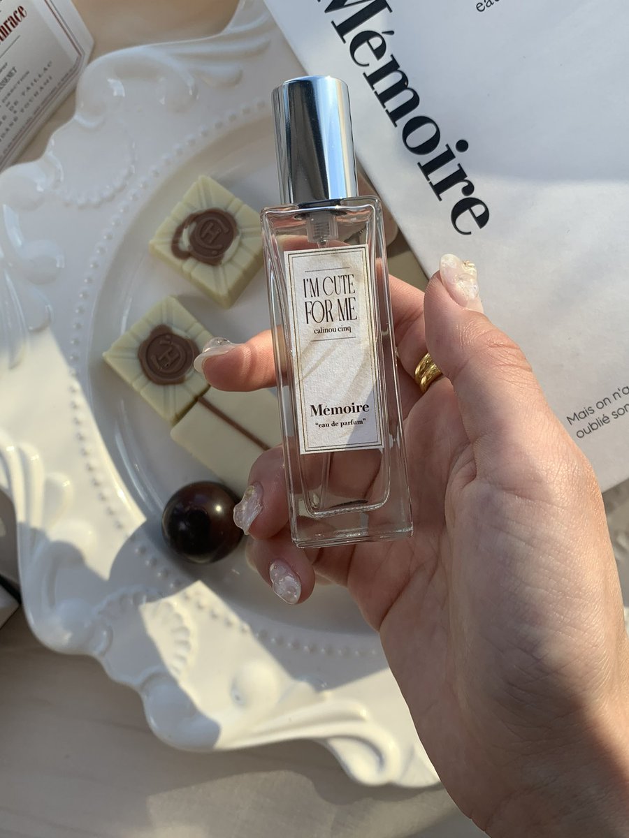最近、どこにつけていってもよく聞かれる"Memoireの香水"💕モテる女の香りらしいwwwめっちゃ褒められる🙆🏻‍♀️

いい香りはもちろんのんだけど、パッケージが可愛すぎてお部屋に飾れるインテリアになっちゃう大満足な香水だから本当におすすめしたい❤︎