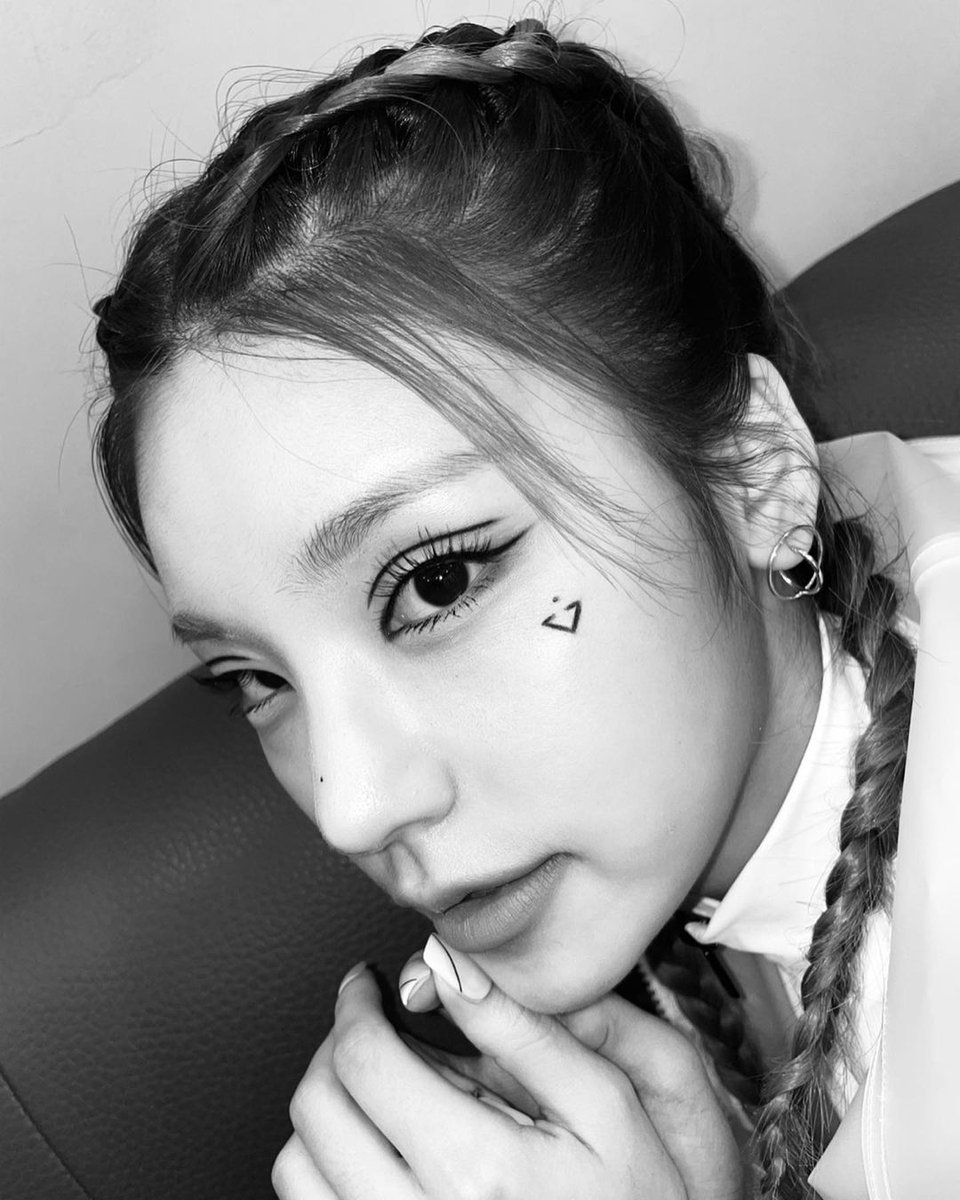 itzy_stagram's tweet photo. Maybelline New York💄💋

#ITZY #있지 #MIDZY #믿지 #CRAZYINLOVE #LOCO
#ITZYComeback #예지 #Yeji https://t.co/kC40FO1bNM
