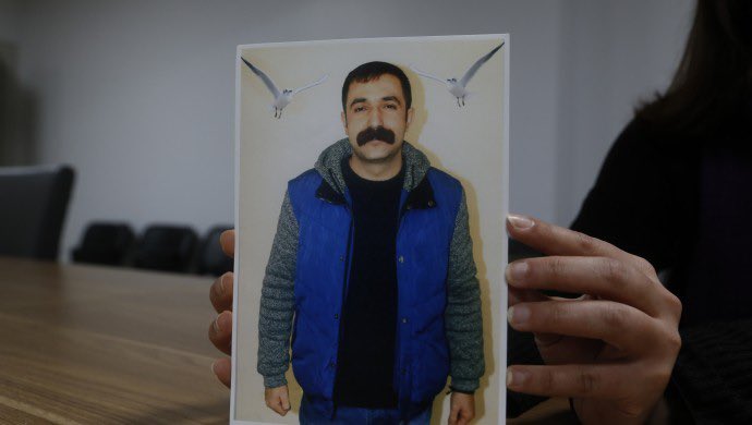OzgurrGundem's tweet photo. Cezaevinde çıplak arama ve kötü muameleye karşı başlattığı açlık grevi eylemi 37'nci gününe giren Hogir Batu'nun annesi Zahide Batu, endişeli olduğunu ve yaşananların son bulmasını istedi. https://t.co/atFJnUo95B