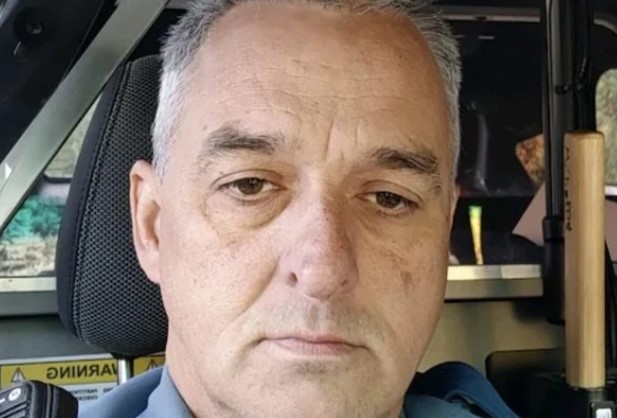 Metropoles's tweet image. ➡️ EUA: militar de Washington demitido por não se vacinar morre de Covid

Robert LaMay viralizou ao gravar vídeo, na viatura, em que mandou o governador de Washington &quot;beijar sua bunda&quot;

Leia: cutt.ly/5Osc5sI