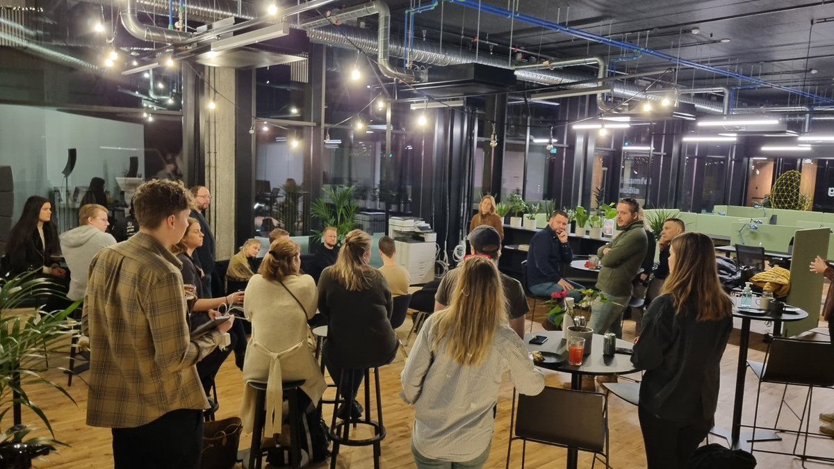 Topp 10 teymi Gulleggsins 2022 eru mætt í Grósku. Öll byrja á því að mingla og fá sér morgunkaffi áður en allt byrjar. #Gulleggið #topp10 <a href="/IcelandStartups/">Klak - Icelandic Startups</a>