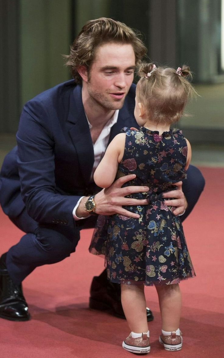robdoingwhat's tweet photo. Robert Pattinson with kids https://t.co/7xnXPuWVa3
