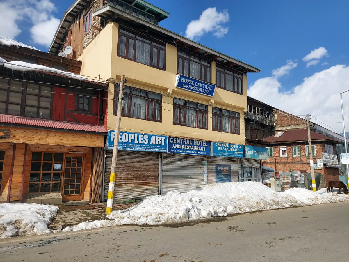 90Raabta's tweet photo. *Radio Raabta90.8* 

#Inpics

#Kashmir: Weekend Restrictions have been imposed in various parts of Anantnag. 

Further CAB violators are being penalized for violating guidelines. The general public is requested to avoid venturing outside unless unavoidable. https://t.co/j7q1gtoVvH