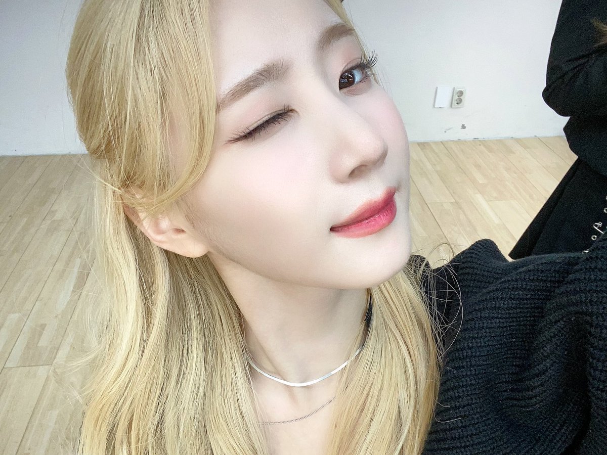 패니들 연휴 동안 맛있는거 많이 먹고 푸욱 쉬다 오기>< 나랑 약속✌🏻❤️

#시그니처 #cignature #도희 #Dohee