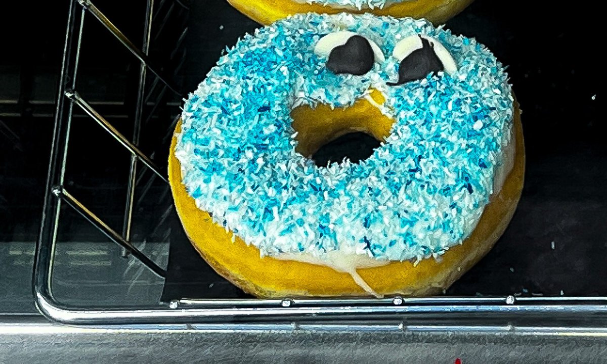 JoseVK62's tweet photo. Sábado sabadete, gente guapa.
¿Un poco de hedonismo rebelde?
Café, donuts y Rock and Roll.
💛✨☕️🍩✨💛
#DontSurrender
#BuenosDiasMundo https://t.co/f9S2aF5nbk