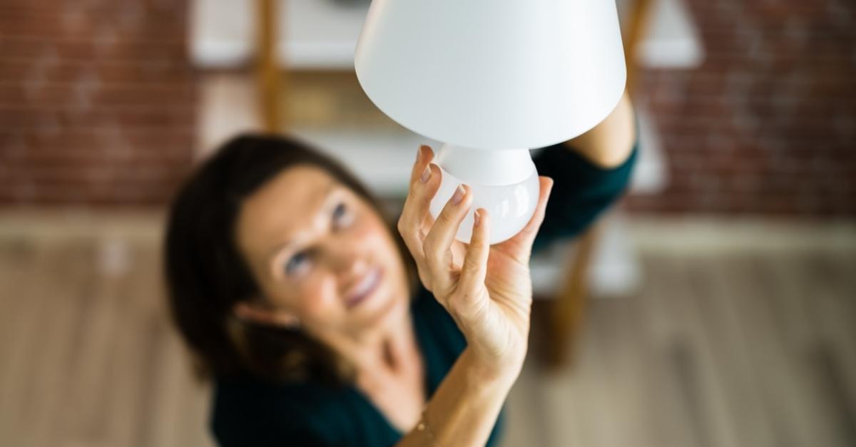 If it’s time to replace a lightbulb, go for an LED 💡 Replacing all your bulbs with LEDs would cost the average household around £145, but you’ll save £35 a year on your bills. Get more tips for saving energy and money here: energysavingtrust.org.uk/hub/quick-tips…