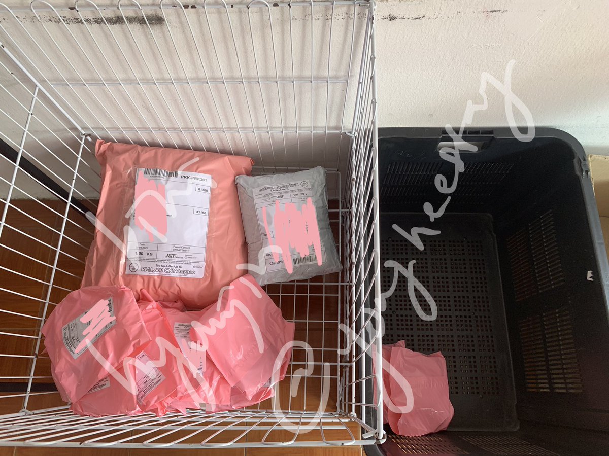 yongheestay's tweet image. #yongheeupdate 📌 | #yongheeposto 📮

i’ve dropped off all these items today! 

&amp;gt;&amp;gt; nacific 5.0
&amp;gt;&amp;gt; some hold items (nacific 4.0, ld pc, albums, homaika ring etc) 
&amp;gt;&amp;gt; hanji’s sweatshirt

go to my 📌 tweet, then click my carrd and go to my masterlist 2022 to see ur tracking number!
