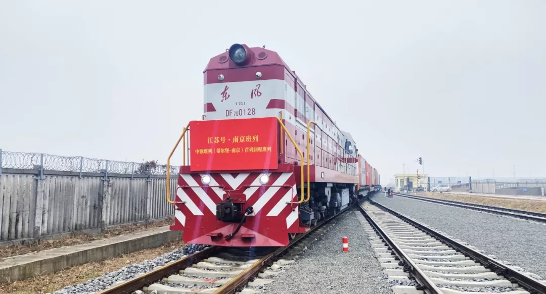GoJiangsu's tweet photo. The only two-way train π in Eastern China to run between Tilburg, #Netherland and Nanjing, #Jiangsu returned to Nanjing on Jan 24, paying tribute to the 50th anniversary of the establishment of diplomatic ties between China and the Netherlands. #WhatsOnJS https://t.co/VkzvL7X8Lk