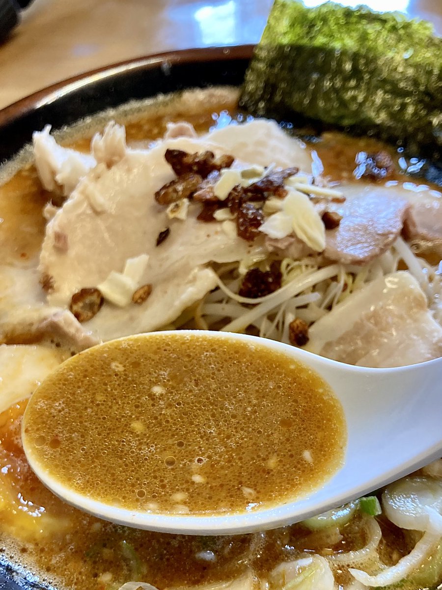 kamujinn's tweet photo. 継ぎ足す自慢の豚骨スープに、数種類ブレンドした味噌ダレを加えニンニクと辛味を効かせた長年の経験値＋センスが生み出す存在感のある一杯‼︎
#宮崎ラーメン
#ラーメン屋アジト
#辛味噌とんこつチ���ーシュー
#もちろん食べ出し1分替玉でキマリ
#2022年18杯目
#カムジンラーメンアドベンチャー宮崎 https://t.co/RaVqeiQd65