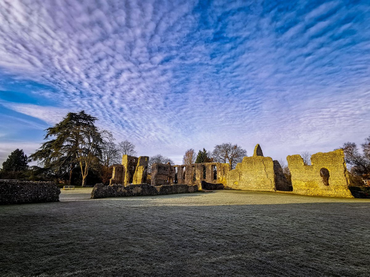 context_one's tweet image. Enjoying the early morning scene at Bishop’ Waltham Palace before disappearing into the west tower basement for the rest of the day. #Medievalarchaeology #englishheritage #excavation #medievalbuilding