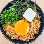 バターやごま油との組み合わせが美味しそう!「チキンラーメン」のアレンジレシピ!