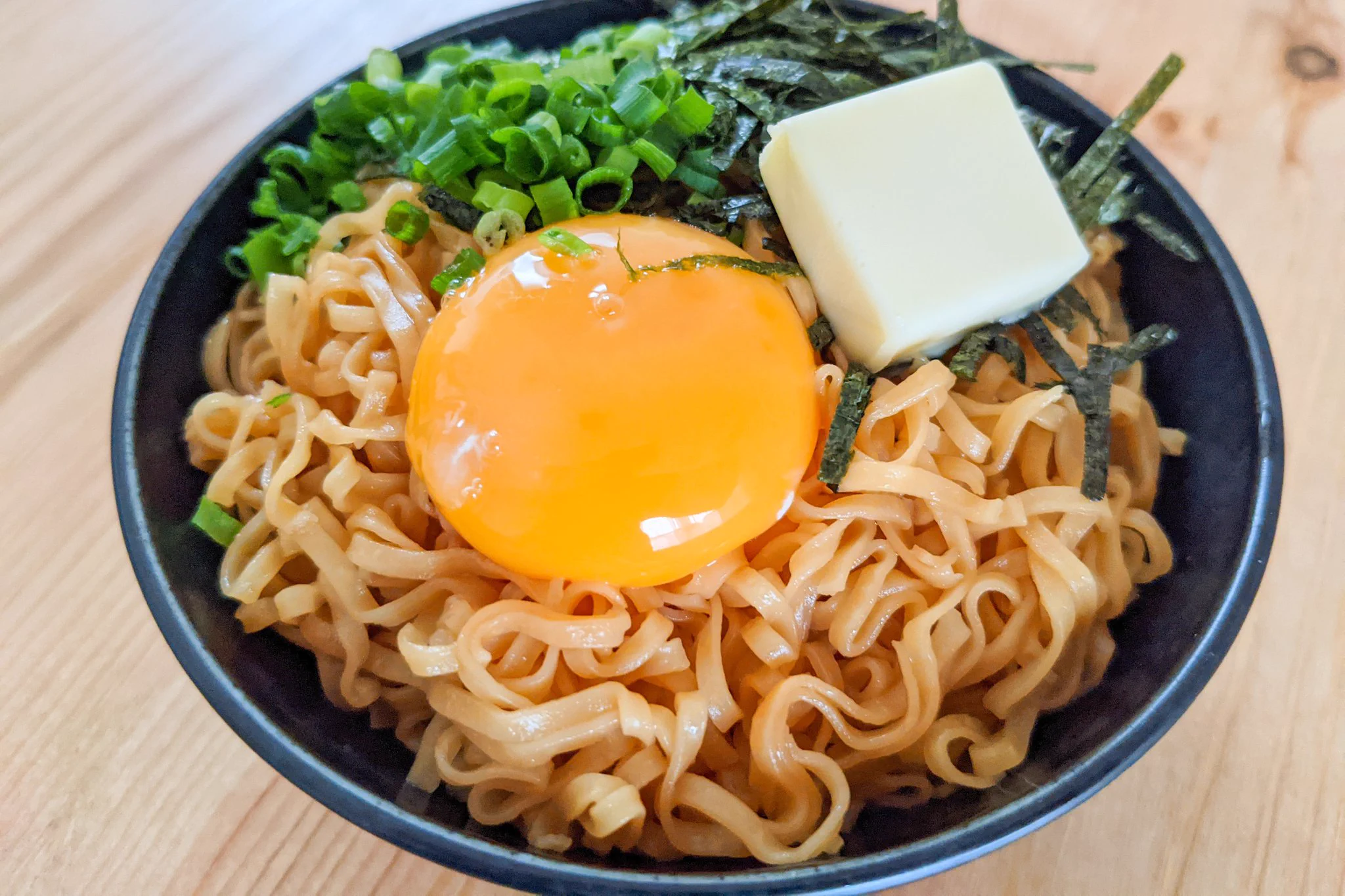 バターやごま油との組み合わせが美味しそう！「チキンラーメン」のアレンジレシピ！