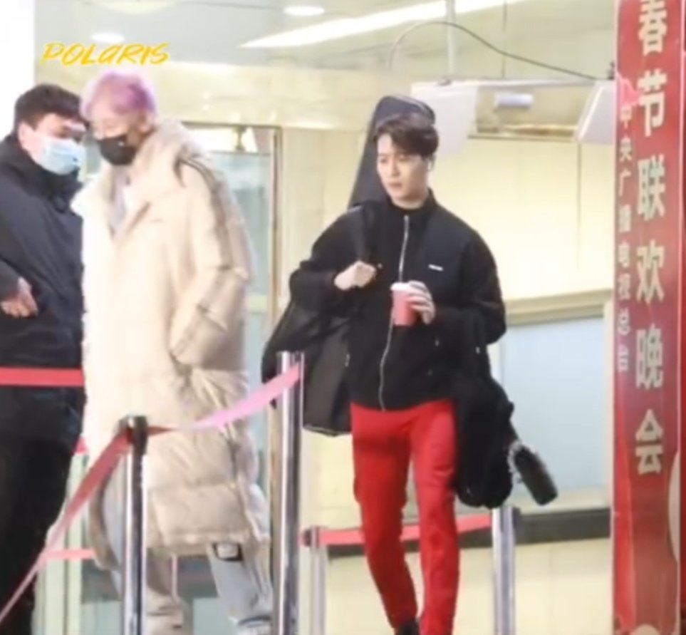 jackyverse's tweet photo. Jackson carrying a guitar👀 https://t.co/aVYVodsQWI