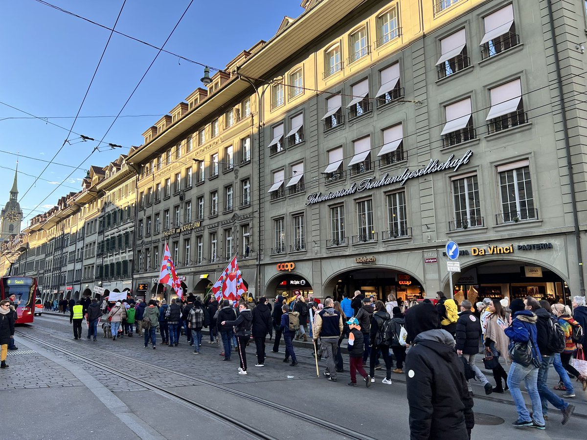 manuch's tweet photo. Kann man eigentlich irgendwann wieder nach #Bern, ohne dass der ÖV von diesem Abschaum blockiert wird? Es ist langsam nicht mehr witzig. Und warum bewilligt/toleriert @Bern_Stadt das immer wieder? #be2901 #covidioten https://t.co/8uDFMYGpWx