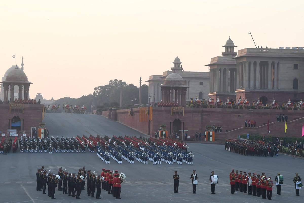 rashtrapatibhvn's tweet photo. President Ram Nath Kovind witnessed the Beating Retreat ceremony at Vijay Chowk, New Delhi. https://t.co/Iyi5CBXpcP