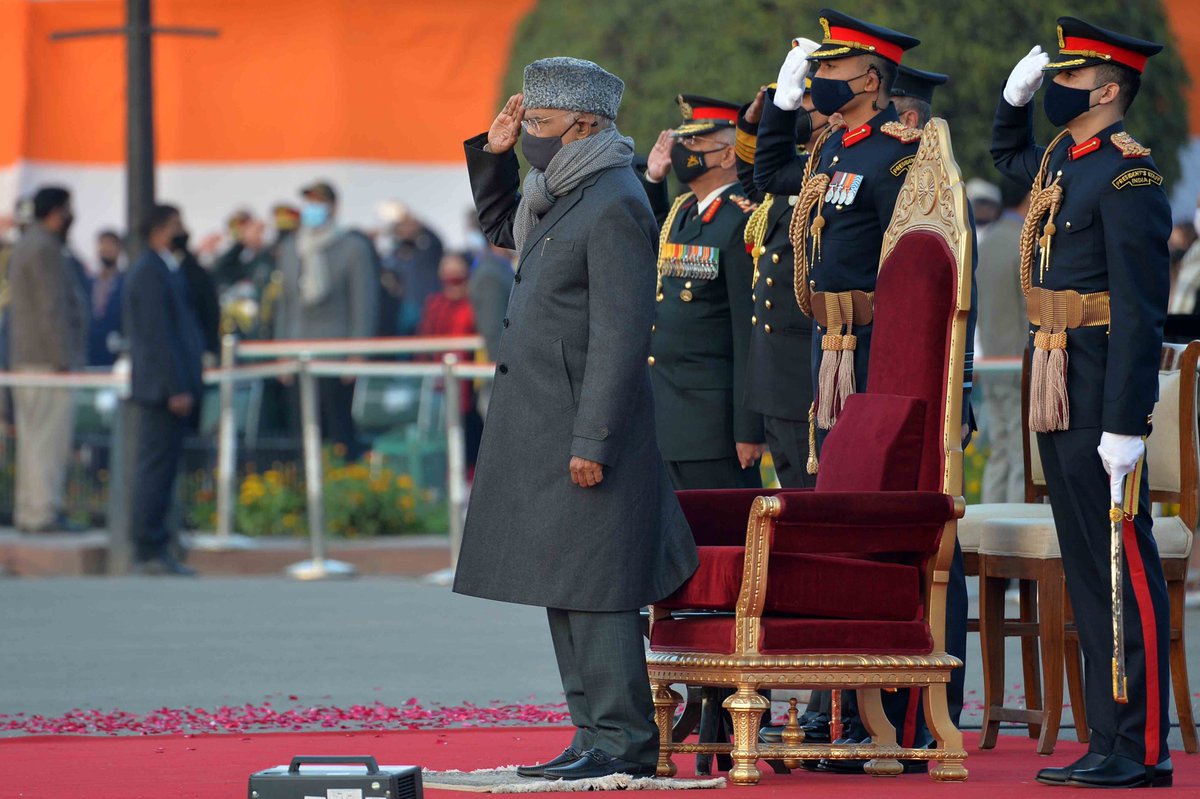 rashtrapatibhvn's tweet photo. President Ram Nath Kovind witnessed the Beating Retreat ceremony at Vijay Chowk, New Delhi. https://t.co/Iyi5CBXpcP