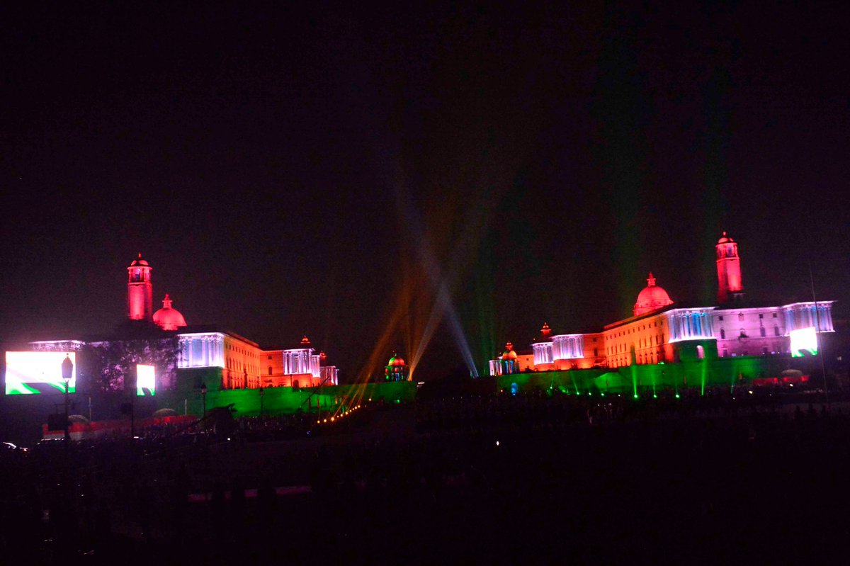 rashtrapatibhvn's tweet photo. President Ram Nath Kovind witnessed the Beating Retreat ceremony at Vijay Chowk, New Delhi. https://t.co/Iyi5CBXpcP