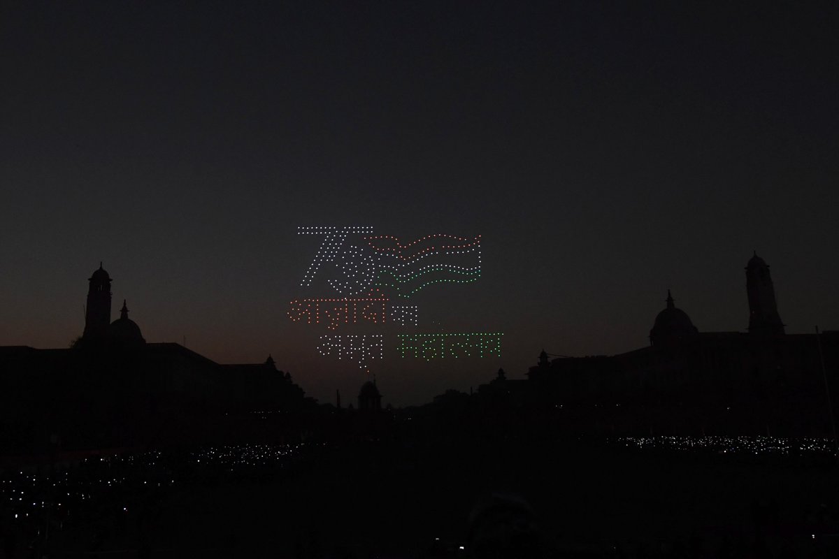 rashtrapatibhvn's tweet photo. President Ram Nath Kovind witnessed the Beating Retreat ceremony at Vijay Chowk, New Delhi. https://t.co/Iyi5CBXpcP