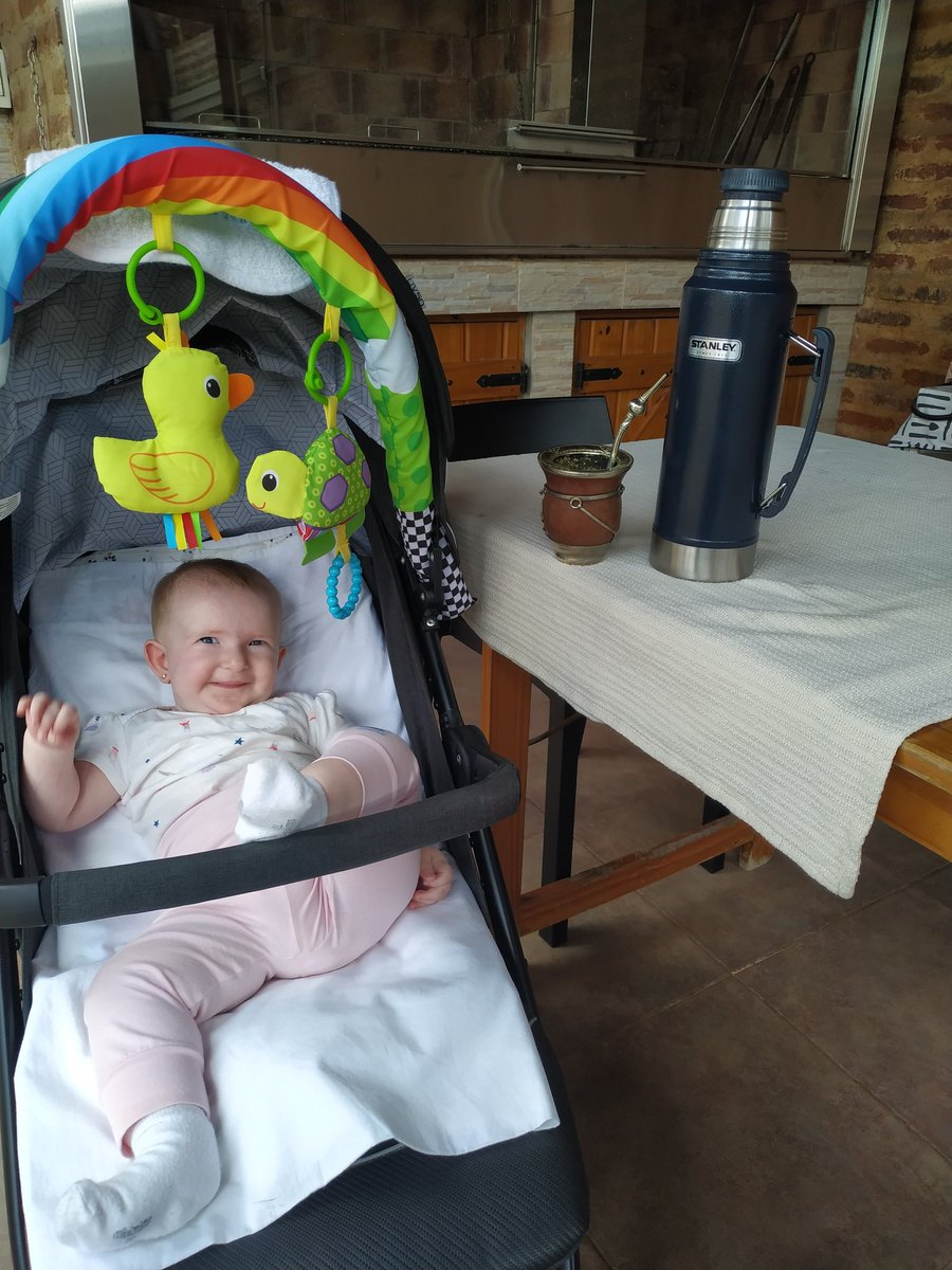 anfeval81's tweet photo. Delfina les manda esta sonrisa!! Desde Corrientes Capital!! Mates y TN!! Excelente Finde!! #EsteFinde https://t.co/lWSTlNvUdC
