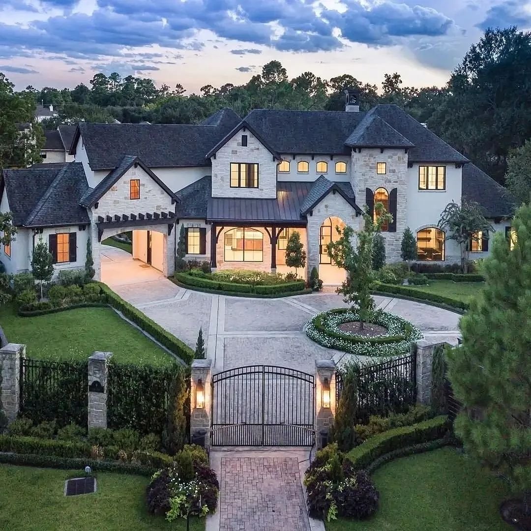 RealtorJazzC's tweet photo. Do you like this beautiful mansion🏛🔥 as much as we do? Tag someone who loves this type of home. Like it or not, Comment below. Swipe left to view 👉 Was last listed for $5.7M. Would you say it's worth the money?
#realestate #realtor #realestateagent #home https://t.co/P9abYrjJjV