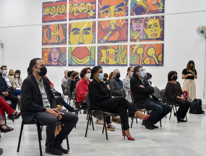 InesMChapman's tweet photo. Participamos en la ceremonia de la 62 edición del Premio Literario Casa de las Américas que se efectuó en la Sala Che Guevara de la institución. Los premios correspondieron a autores de Cuba,Argentina  y España entre más de mil obras recibidas de varios países.#CubaViveyAbraza https://t.co/vtCI6nJ19g