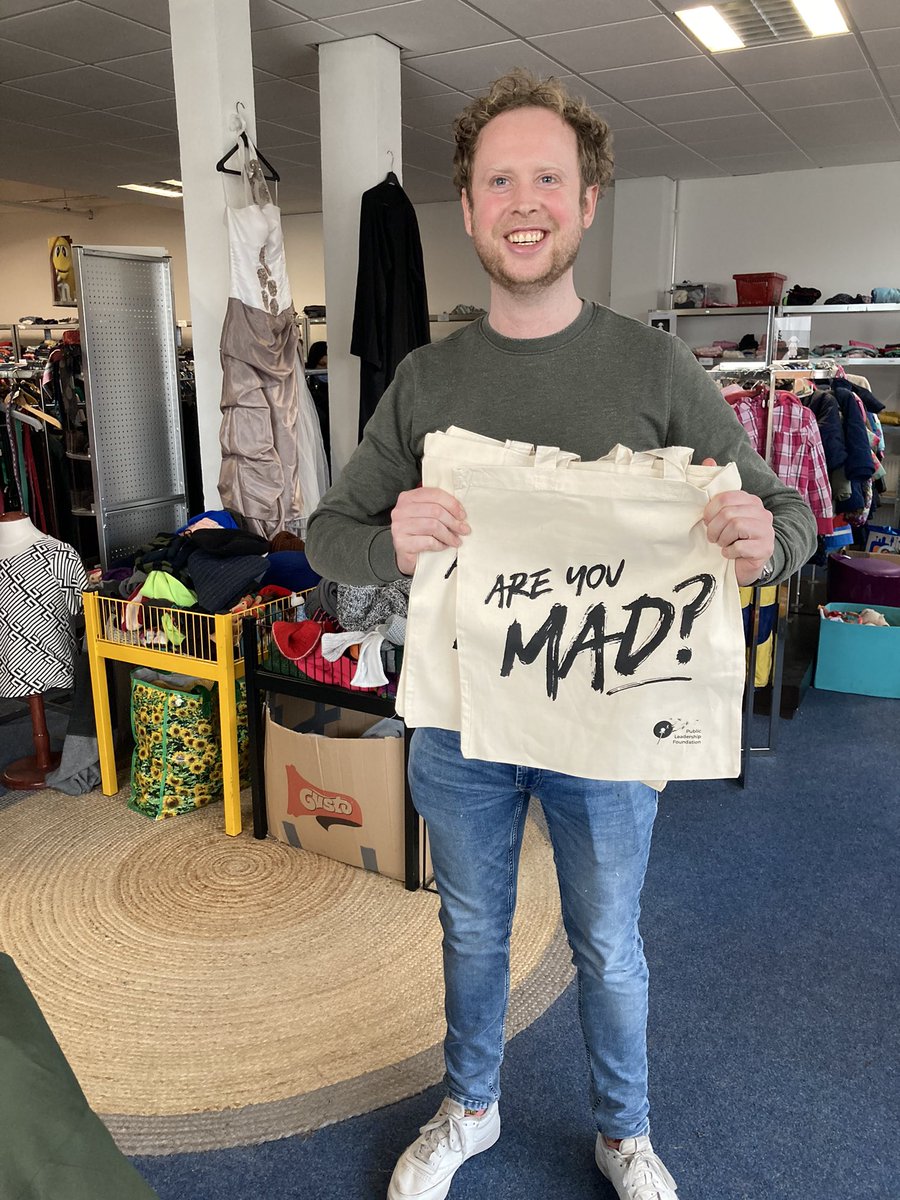 Vandaag bezocht <a href="/Rene_deJong/">René de Jong</a> van de <a href="/PLF_NL/">PLF Nederland</a> de Buurvrouw&amp;BuurvrouwBus en doneerde de “Are you MAD?” tasjes voor bezoekers aan de BuurvrouwenBuurvrouwWinkel. Top!! 👍😀💛 MAD=Making A Difference